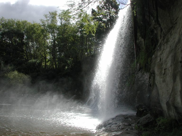 Rere Falls from the side 768x576