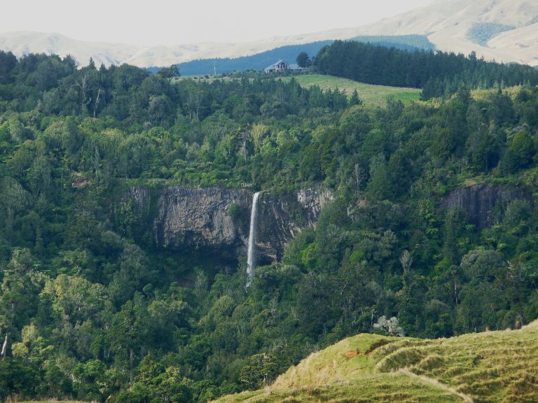 1920px Pakoka valley and Bridal Veil Falls 768x576
