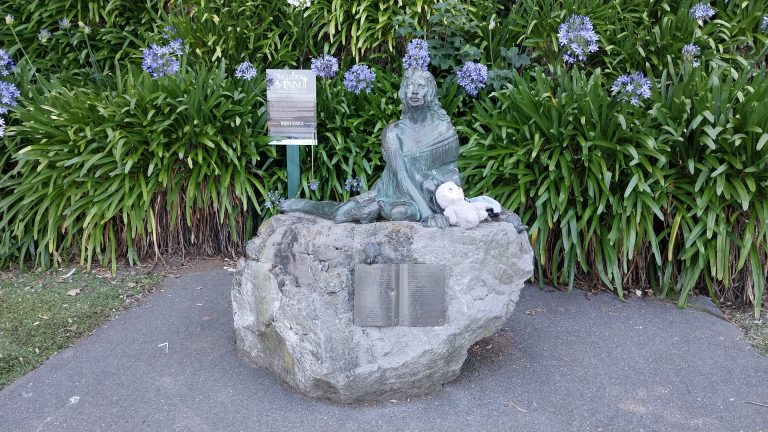 Tainui statue 768x432